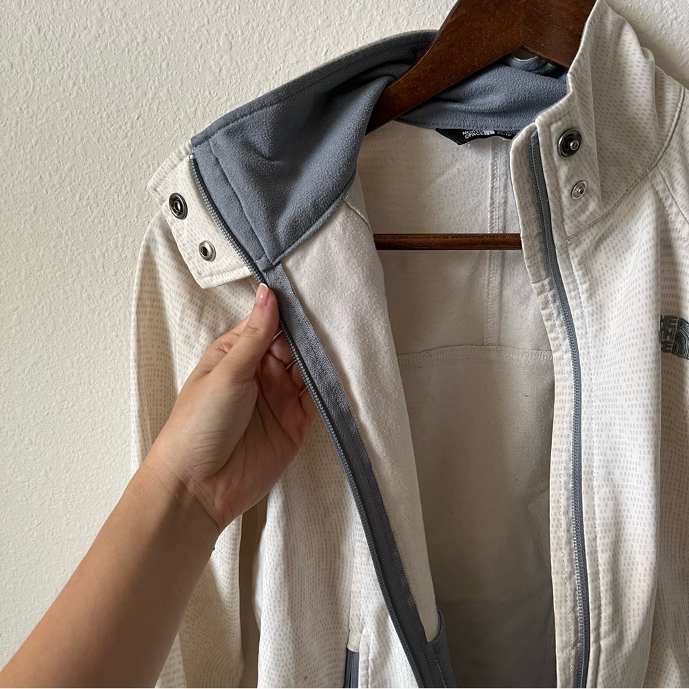 The North Face Gray and White Wind Proof Jacket with Stand-Up Collar - Picture 4 of 6